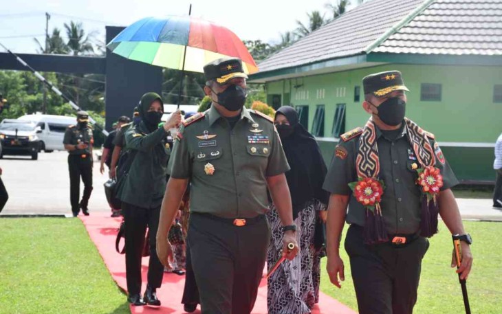 Danrem 142/Tatag (kiri) sambut Pangdam Hasanuddin di Korem 142/Tatag. Rabu (11/05/2022)