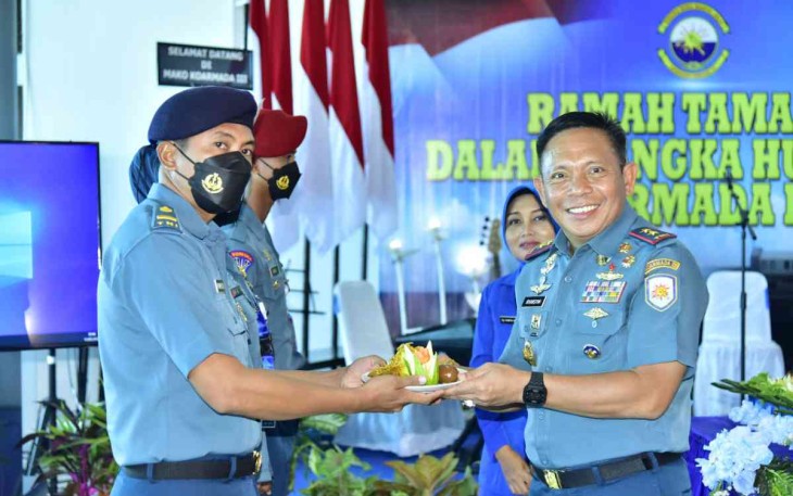Pangkoarmada III (kanan) saat memberikan kue ulang tahun Koarmada III ke-4 kepada jajarannya. Rabu (11/05/2022)