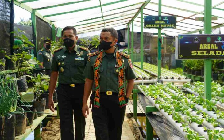 Danrem 091/ASN (kanan) saat meninjau tanaman hidroponik Kodim 0906/KKR. Rabu (11/05/2022)