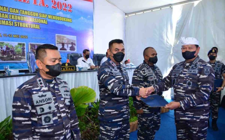 Kasal saat memberikan hadiah lomba foto di INAP 2 Jembrana Bali. Rabu (11/05/2022)