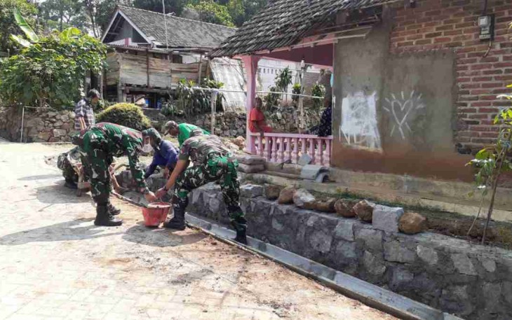 Bersihkan saluran air bersama warga. Kamis (12/05/2022)