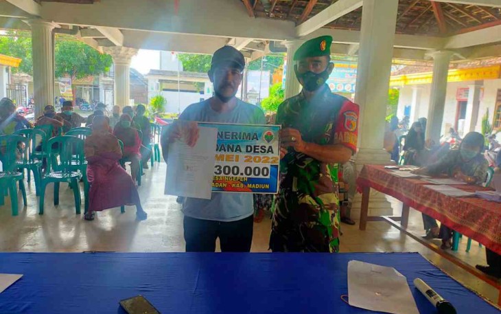 Serka Sutikno dampingi warga binaannya terima BLT DD. Kamis (12/05/2022)