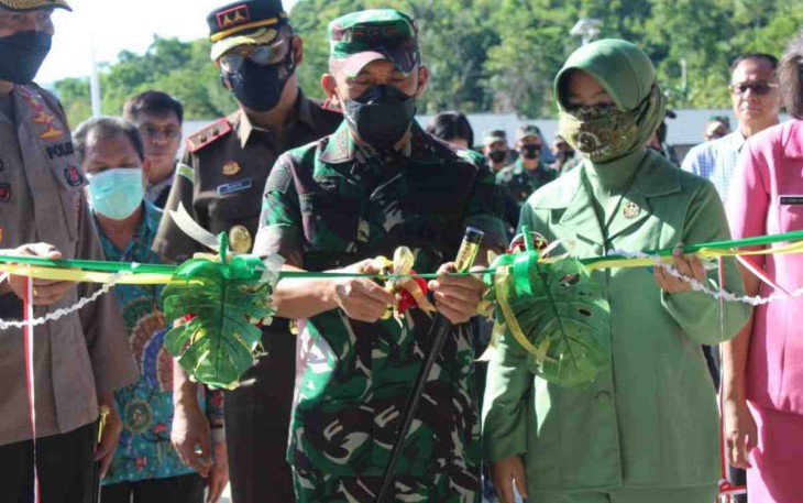 Pangdam Hasanuddin gunting pita peresmian rumah prajurit Korem 142/Tatag. Kamis (12/05/2022)