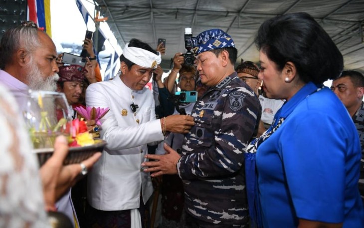 Prosesi adat penganugrahan Kesatria Padma Nusantara di atas geladak KRI Surabaya-591. Kamis (12/05/2022)