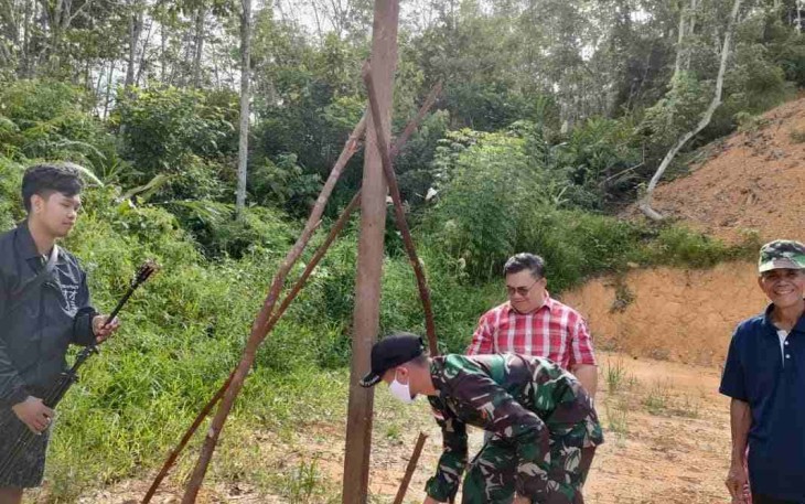 Kopda Haris turut meletakkan batu pertama pembangunan gereja. Kamis (12/05/2022)