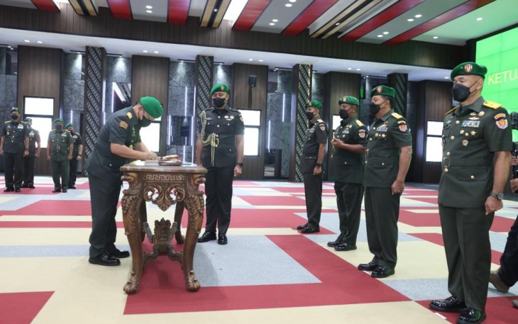 Kasad pimpin sertijab Aslat dan Dansecapaad di Mabesad Jakarta. Kamis (12/05/2022)