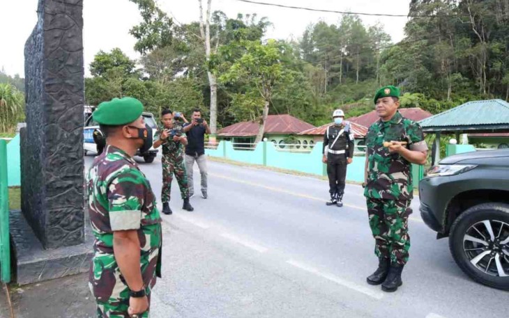 Lettu Inf Julianto sambut kedatangan Danrem 023/KS di Kompi A Yonif 123/RW. Kamis (12/05/2022)