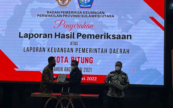 Wali Kota Bitung saat menerima penghargaan Opin Wajar Tanpa Pengecualian dari BPK Sulut, Jumat (13/5/2022)