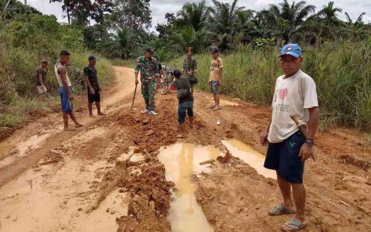 Bersama warga benahi jalan berlobang di perbatasan. Jum'at (13/05/2022)