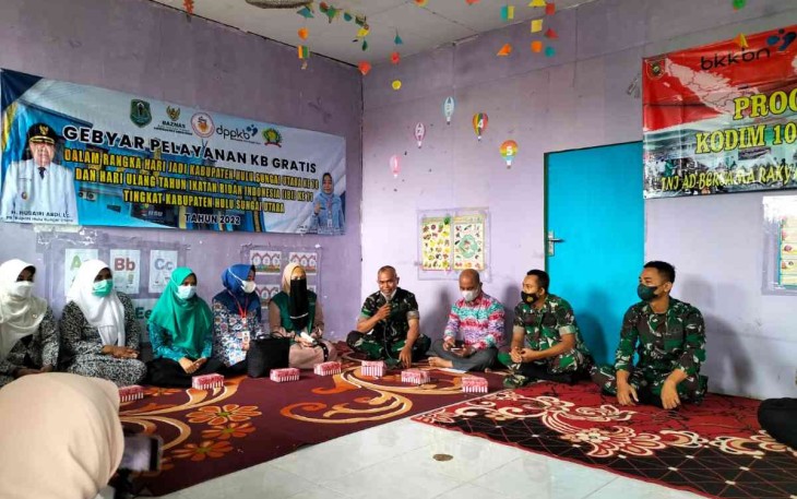 Letda Inf Mulyanto saat memberikan pembinaan teritorial di ds Karias Dalam. Sabtu (14/05/2022)