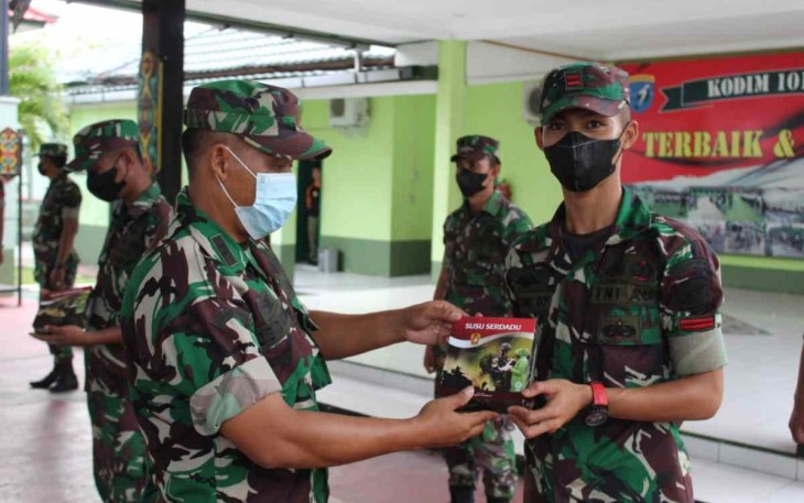 Lettu Inf Darsi Eko saat memberikan susu serdadu ke anggota. Jum'at (13/05/2022)