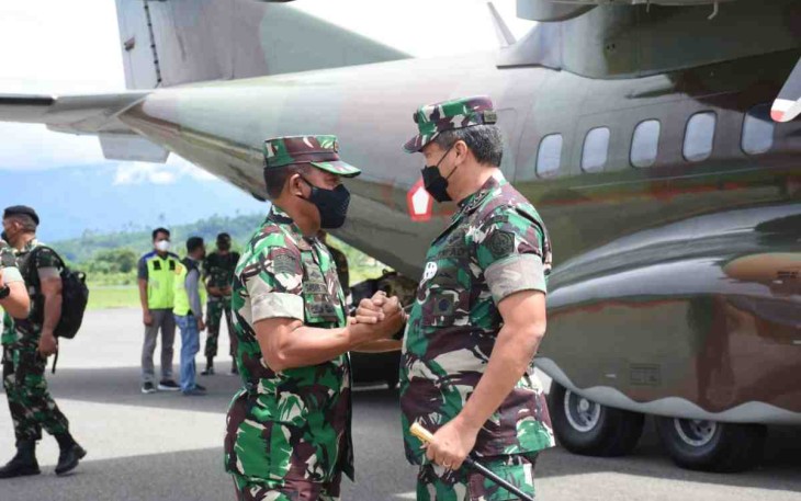 Pangdam Kasuari (kiri) saat sambut kedatangan Pangkogabwilhan III. Sabtu (14/05/2022)