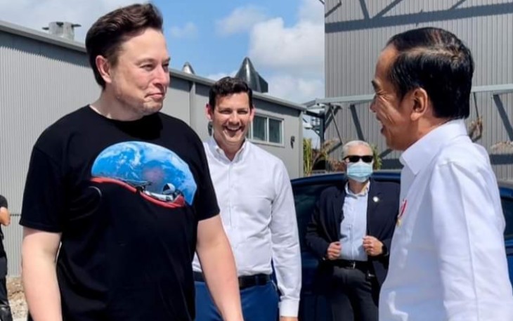 Presiden Jokowi saat bertemu dengan CEO Tesla Elon Musk, pada 14 Mei 2022 di markas SpaceX, Boca Chica, Amerika Serikat. 