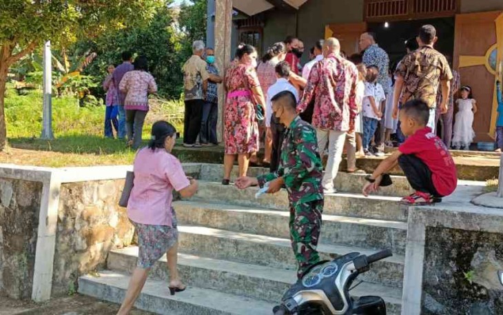 Bagikan masker saat ibadah Minggu di gereja Santo Paulus. Minggu (15/05/2022)