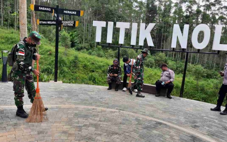 Sinergitas TNI-Polri bersihkan area titik nol IKN. Selasa (17/05/2022)