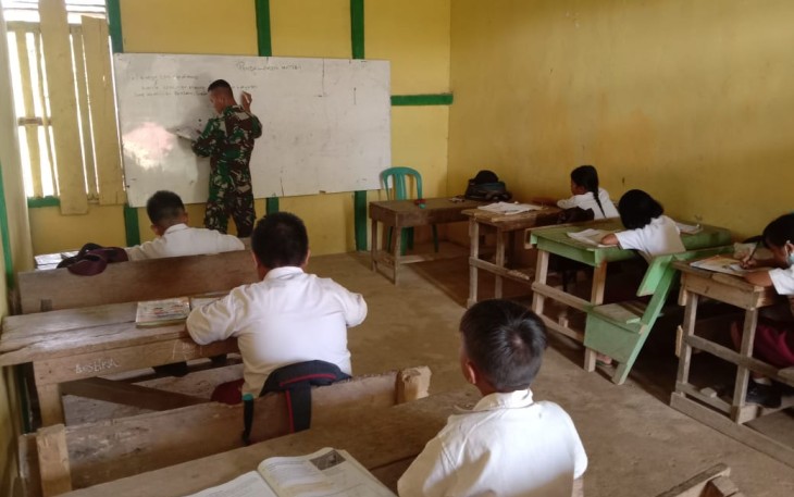 Tak kenal lelah satgas berikan siswa materi matematika di perbatasan. Selasa (17/05/2022) 