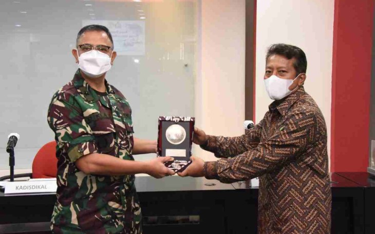 Kadisdikal saat menerima cenderamata dekan FH UI di Depok. Selasa (17/05/2022)