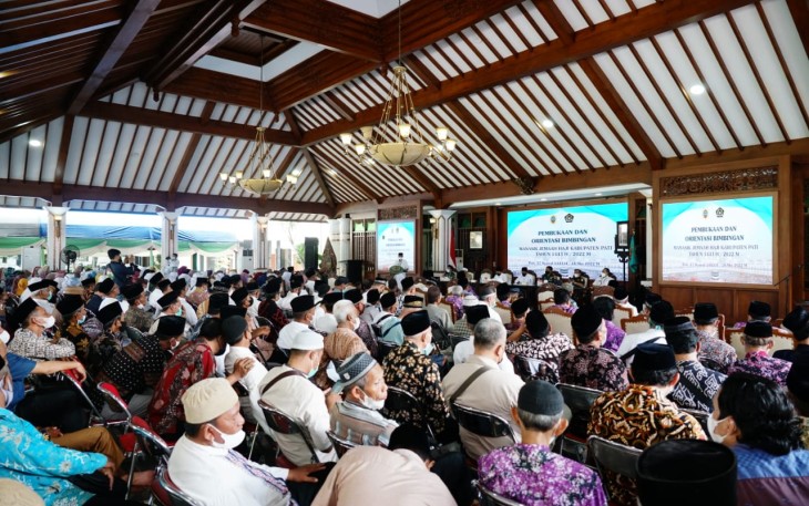 Bupati Haryanto memberikan penjelasan kerusakan jalan di wilayah Pati saat membuka orientasi manasik haji 