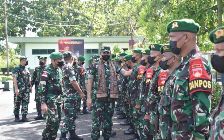 Asops Panglima TNI saat cek kesiapan Satgas Yonif 405/SK. Selasa (17/05/2022)