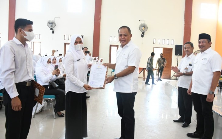 Bupati Karanganyar, Juliyatmono, menyerahkan SK PPPK kepada salah satu guru, Rabu (18/5/2022).