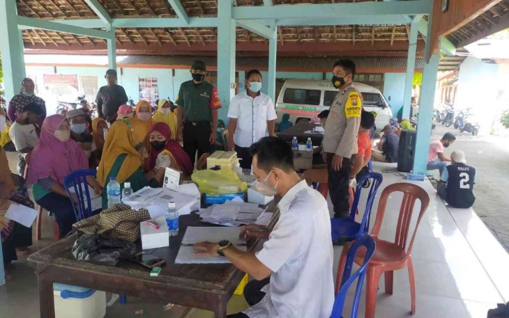 Serma Agus dampingi warga binaannya vaksinasi. Rabu (18/05/2022)