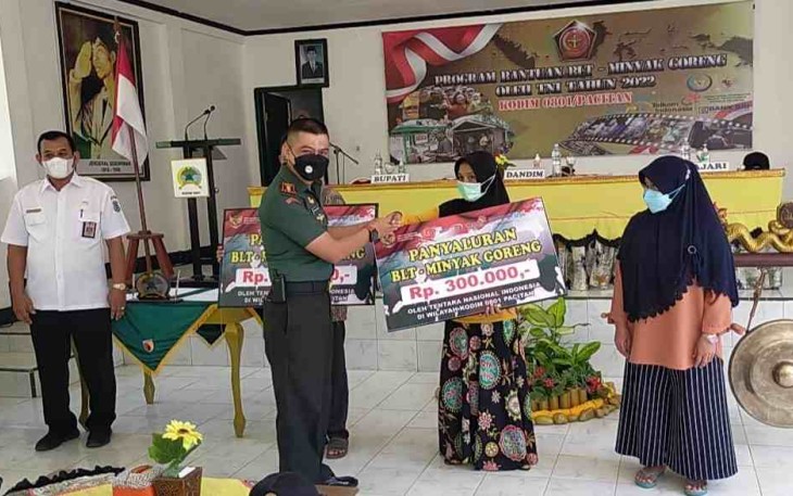 Dandim Pacitan saat memberikan BLT minyak goreng secara simbolis. Rabu (18/05/2022)