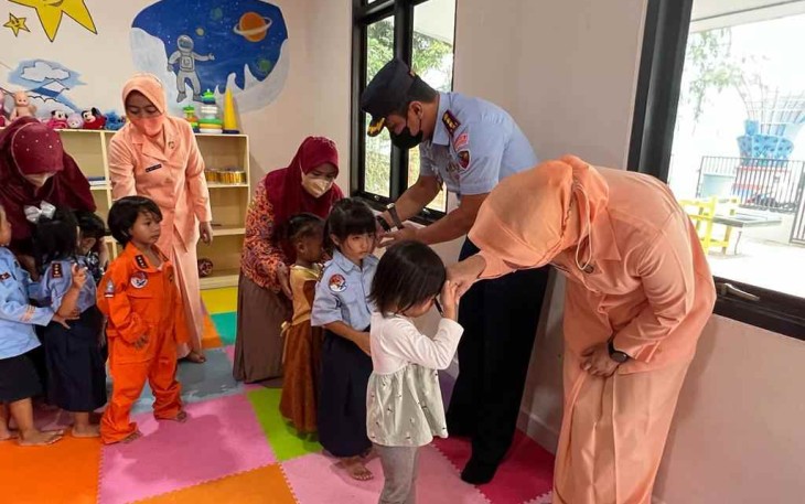 Danlanud saat menyalami murid sekolah Paud Angkasa. Rabu (18/05/2022)
