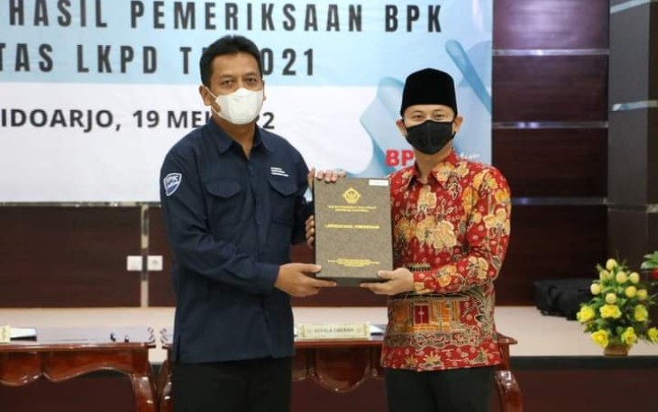 Bupati Trenggalek, Mochamad Nur Arifin, saat menerima Laporan  Hasil Pemeriksaan (LHP) atas LKPD 2021, dari Kepala BPK Perwakilan Jawa Timur, Joko Agus Setiyono, di Gedung BPK RI Perwakilan Jawa Timur.