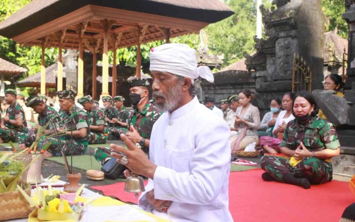 Prosesi Matur Piunang di pura Mengening Tampaksiring. Rabu (18/05/2022)