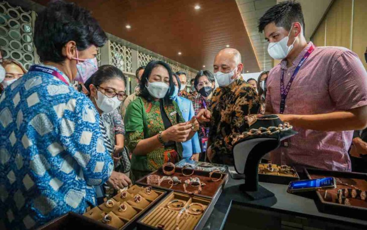 Menteri Teten (batik) saat melihat produk perhiasan perak UMKM di Yogyakarta. Rabu (18/05/2022)