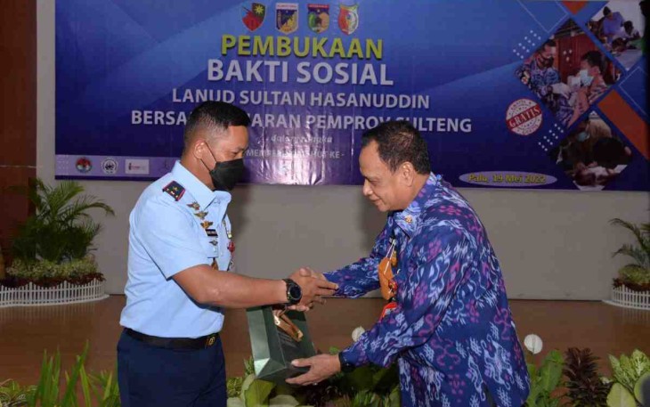 Danlanud Sultan Hasanuddin saat memberikan cenderamata ke Wakil Gubernur Sulteng. Kamis (19/05/2022)