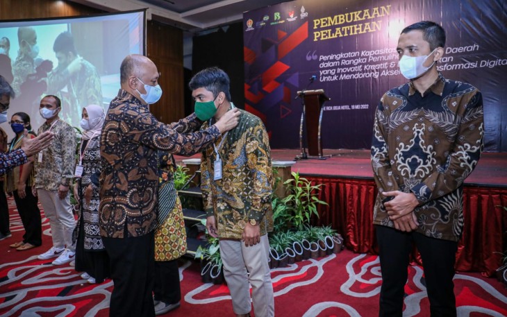 Menteri Teten saat memberikan penghargaan pelaku UMKM di Yogyakarta. Kamis (19/05/2022)