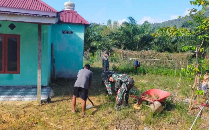 Bersihkan lingkungan musholla di perbatasan. Kamis (19/05/2022)