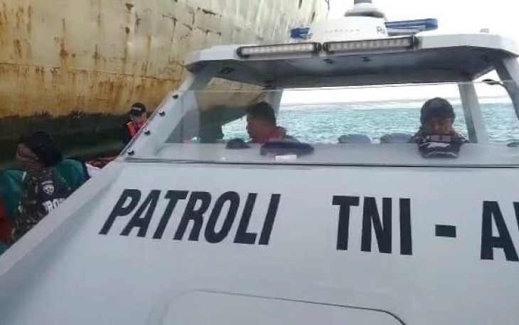 Lanal Maumere evakuasi KM Sirimau lepas dari kandas. Kamis (19/05/2022)