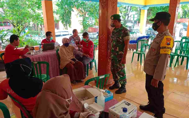 Sertu Agus dampingi warga vaksinasi. Jum'at (20/05/2022)