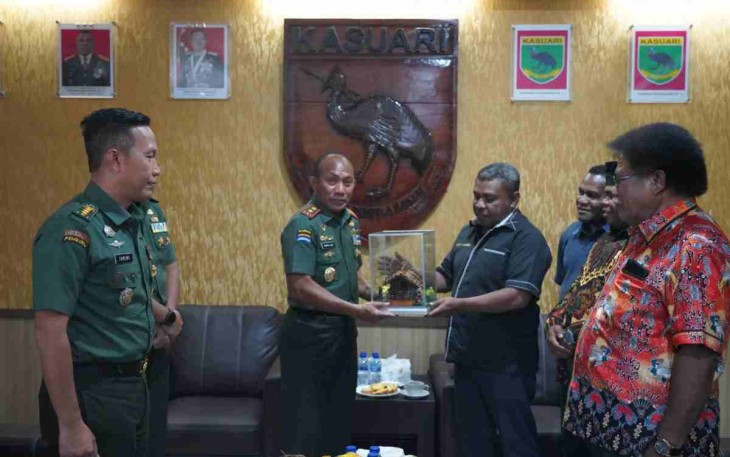 Saat Pangdam Kasuari menerima cendera mata. Rabu (18/05/2022)