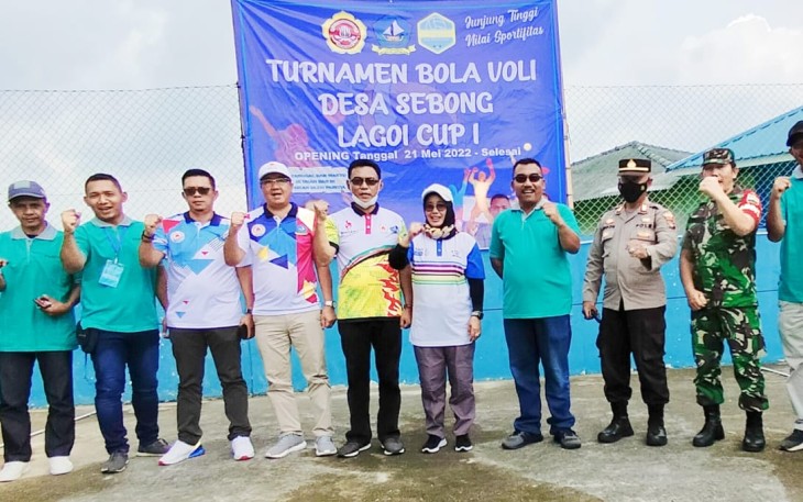 Foto bersama Kepala Dinas Pemuda dan Olahraga, Kapolsek, Camat, Keades, Danpos AL Lagoi, Babinsa dan Bhabinkamtibmas, Sabtu (21/5/2022)