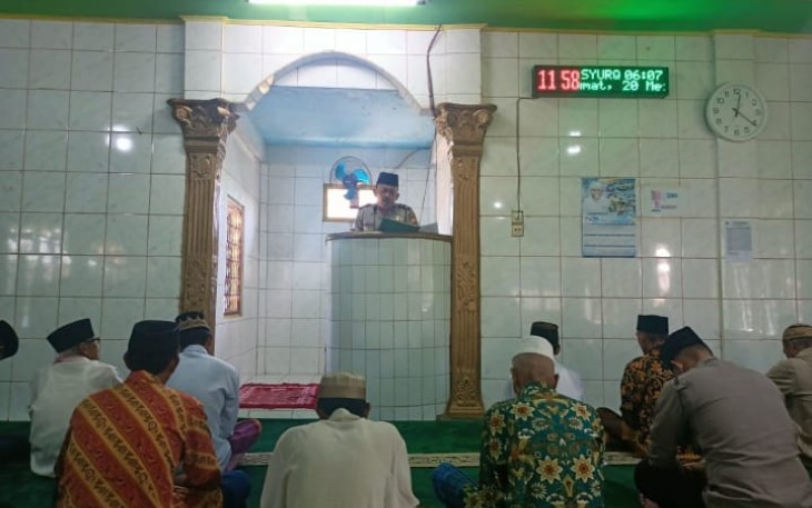 Kabag SDM Polres Kepahiang, Kompol M Nurdai, saat Khutbah di Masjid Nurul Iman, Desa Kota Agung, Bermani, Jumat (20/5/2022)