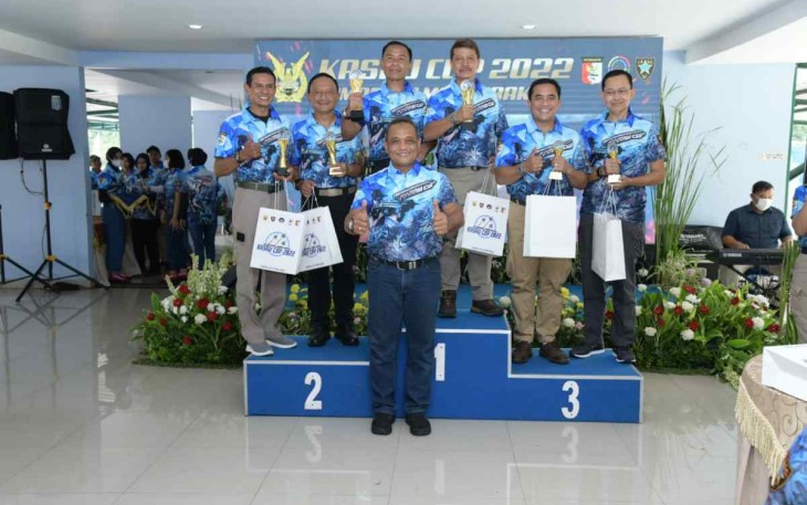 Foto bersama juara lomba menembak