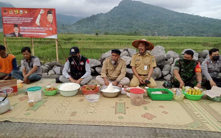 Warga Desa Banyubiru tetap melestarikan tradisi selamat