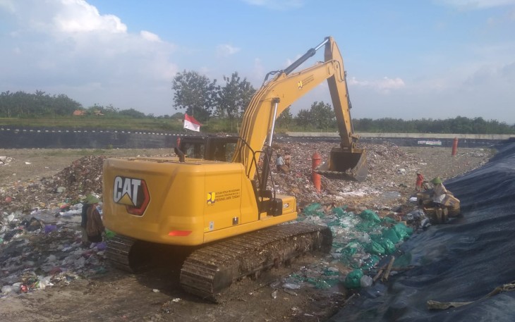 Ribuan liter arak dimusnahkan Kejari Blora di TPA sampah Blora, Senin (23/5/2022)