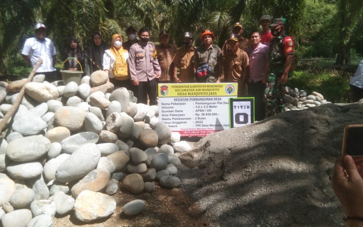Pembangunan plat duiker Desa Manjuto Jaya