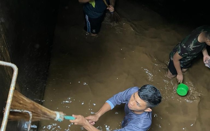 Pembersihan bak penampungan air bersih
