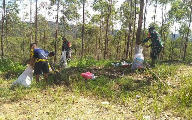 Bersihkan sampah di area IKN Nusantara 