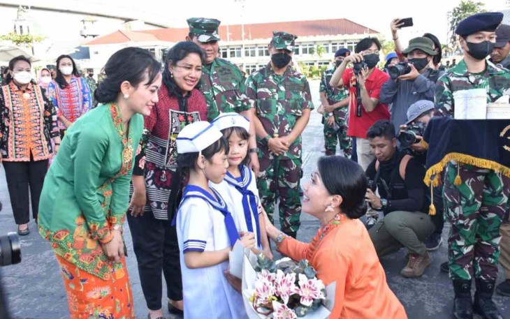 Karangan bunga sambut kedatangan ibu Hetty Andika Perkasa 