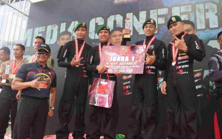 Foto bersama Juara lomba Kopassus 1st National Indoor Skydiving Championship