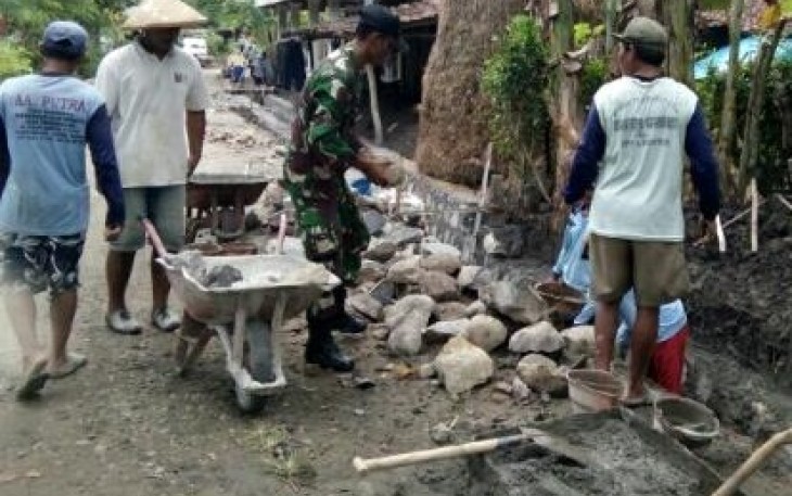 Gotong royong bangun drainase di desa Garon
