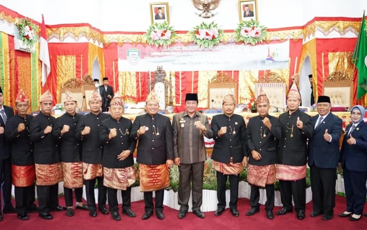 Foto bersama usai rapat paripurna peringatan hari jadi ke-19 Kabupaten Seluma, Senin (23/5/2022).