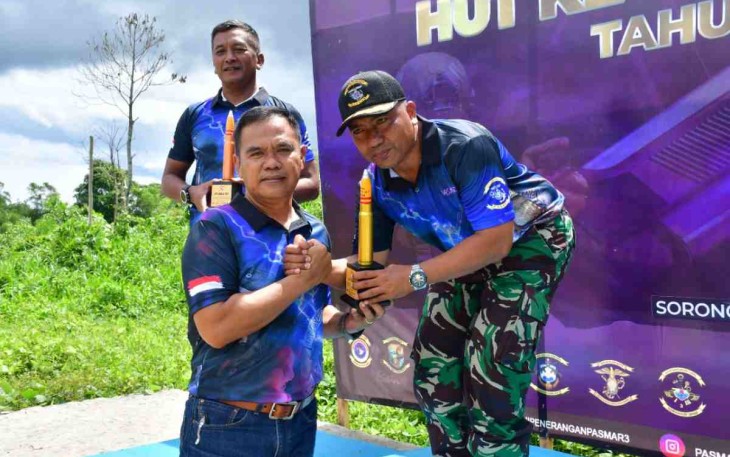 Danpasmar 3 saat memberikan piala juara menembak pistol perorangan