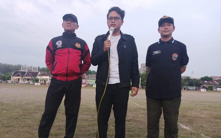 Ketua DPD Partai Golkar Karanganyar, Ilyas Akbar Almadani (tengah).
